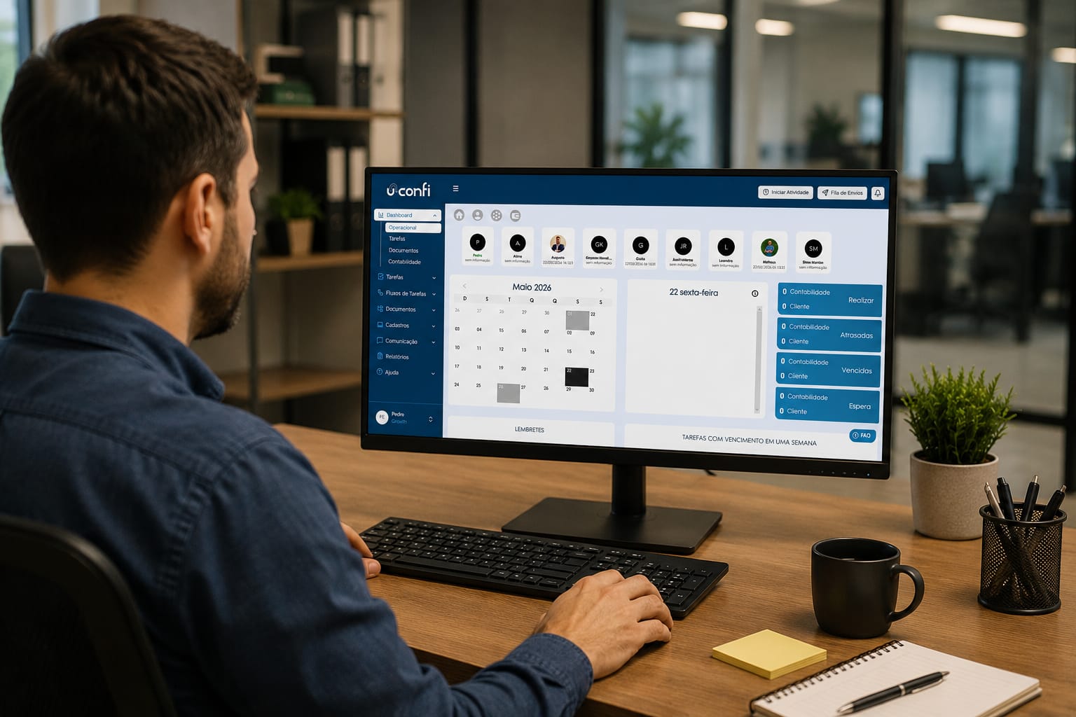 Contador acompanhando o painel da Confi, com o calendário de obrigações e as tarefas do escritório por status.